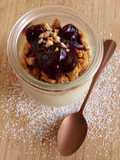 Panna cotta de leche de almendras con crumble y mermelada de arándanos