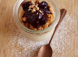 Foto principal de Panna cotta de leche de almendras con crumble y mermelada de arándanos