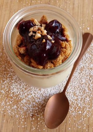 Foto principal de Panna cotta de leche de almendras con crumble y mermelada de arándanos