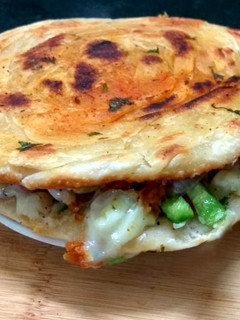 சீஸ் வெஜ் மசாலா பரோட்டா(cheese veg masala parotta recipe in tamil) செய்முறை முக்கிய புகைப்படம்
