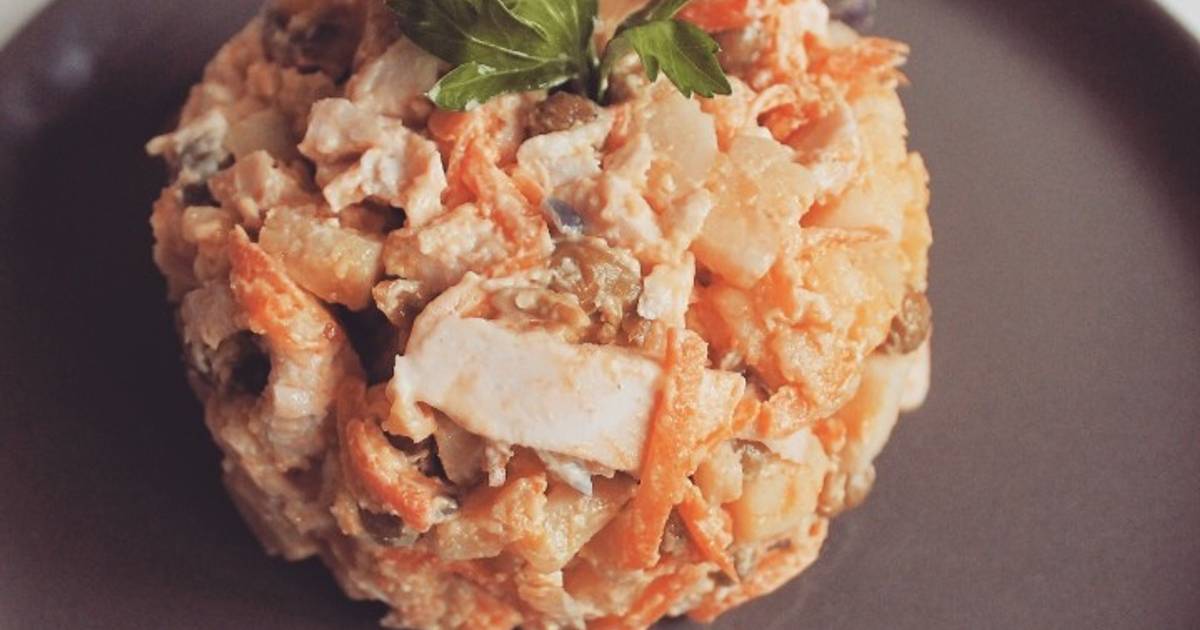 Салат из копченой курицы с корейской морковкой и зеленым горошком