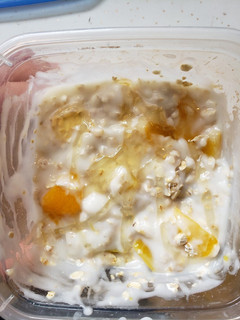 A picture of Peaches and cream overnight oats.