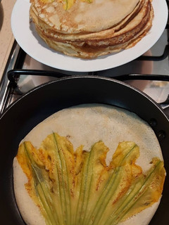 Foto di Crespelle con fiori di zucca