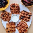 Waffles integrales de papa con aceitunas negras y tomates secos