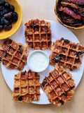 Waffles integrales de papa con aceitunas negras y tomates secos
