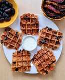 Waffles integrales de papa con aceitunas negras y tomates secos