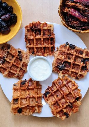 Una foto de Waffles integrales de papa con aceitunas negras y tomates secos