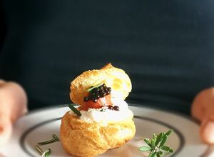 Foto di Choux di ricotta e rosmarino salmone e finto caviale di Teriyaki