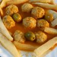 كفتة دجاج مع صلصة زيتون وبطاطا مقلية 🫒