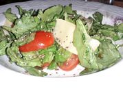 Una foto de ensalada de rúcula