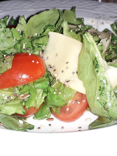 Una foto de Ensalada de rúcula, tomates cherry y parmesano