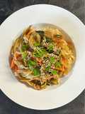 Noodles con pollo e verdure