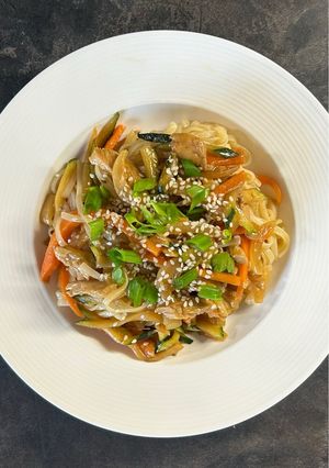 Foto di Noodles con pollo e verdure