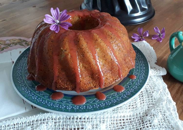 Ciambellone glassato al limone e semi di papavero