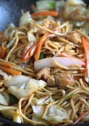 Una foto de Fideos  chinos de pollo y verduritas