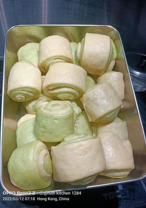 A picture of Pandan layers steam bun.