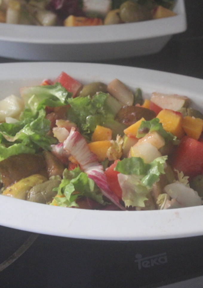 Una foto de Ensalada de lechuga y frutas