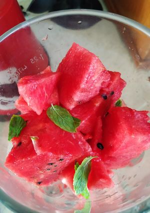 Una foto de Agua de sandía con menta 🍉🥬🥤