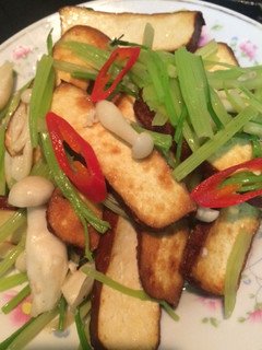 芹菜炒燻豆乾-簡單料理 的食譜成品照片