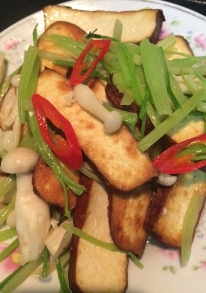 芹菜炒燻豆乾-簡單料理 的食譜成品照片