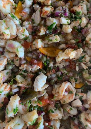 Una foto de Ceviche de camarón y esmedregal