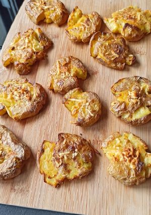 Une photo de Pommes de terre frappées 🤔tapées ou smashed potatoes sauce feta