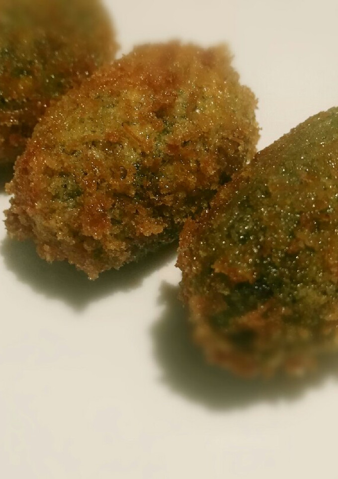 Una foto de Croquetas de espinacas, huevo duro y piñones