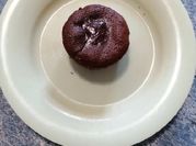 Une photo de cake au chocolat fondant