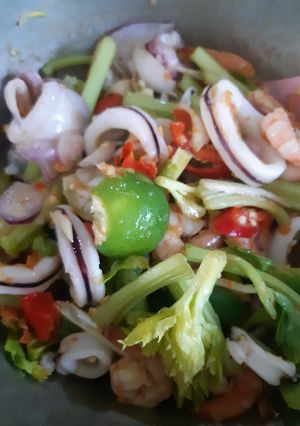 Foto resep Thai spicy seafood salad