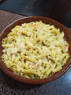 Una foto de Macarrones con gambas, atún y palitos de cangrejo