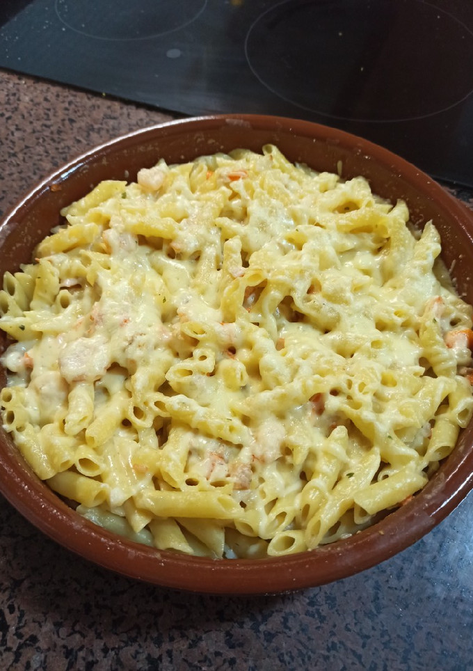 Una foto de Macarrones con gambas, atún y palitos de cangrejo