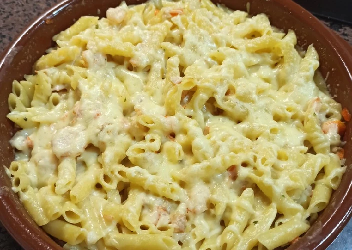 Manera fácil Preparar  Macarrones con gambas, atún y palitos de cangrejo