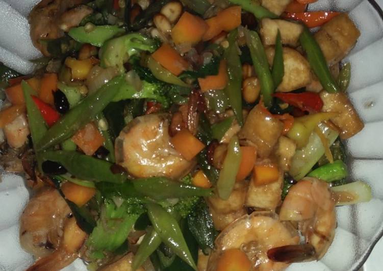 Tumis sayur dengan udang saos tiram Tumis sayur dengan udang saos tiram