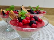 Una foto de postres con nata