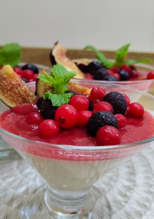 Una foto de Panna cotta con frambuesas y higos