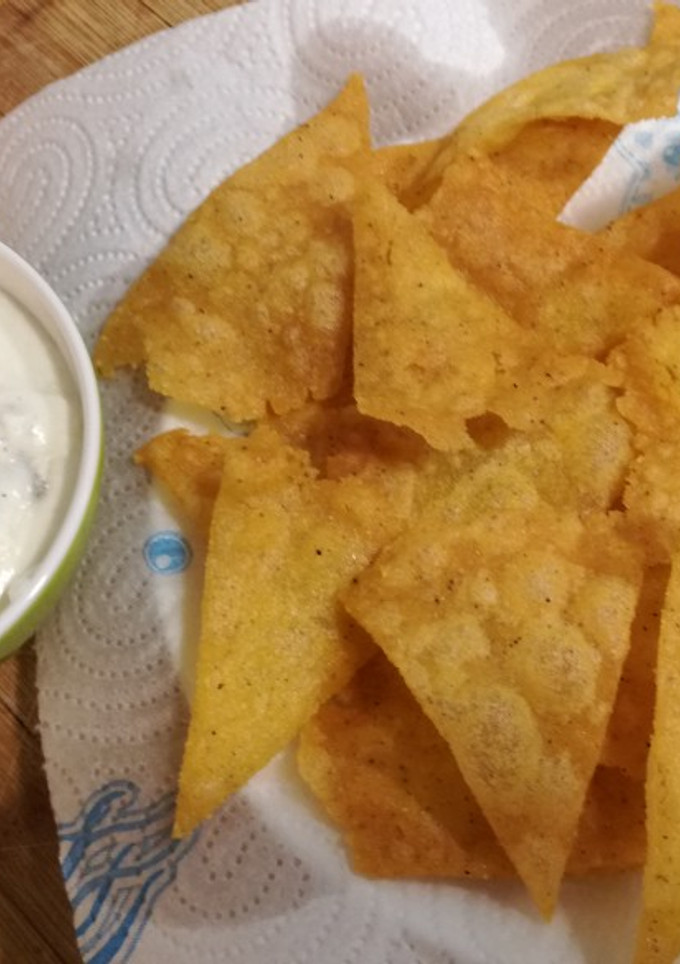 Una foto de Nachos con crema de queso de cabra