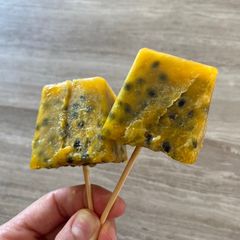 Granadilla Lolly (passion fruit ice lolly) A picture of Granadilla Lolly (passion fruit ice lolly).