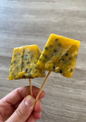 A picture of Granadilla Lolly (passion fruit ice lolly).