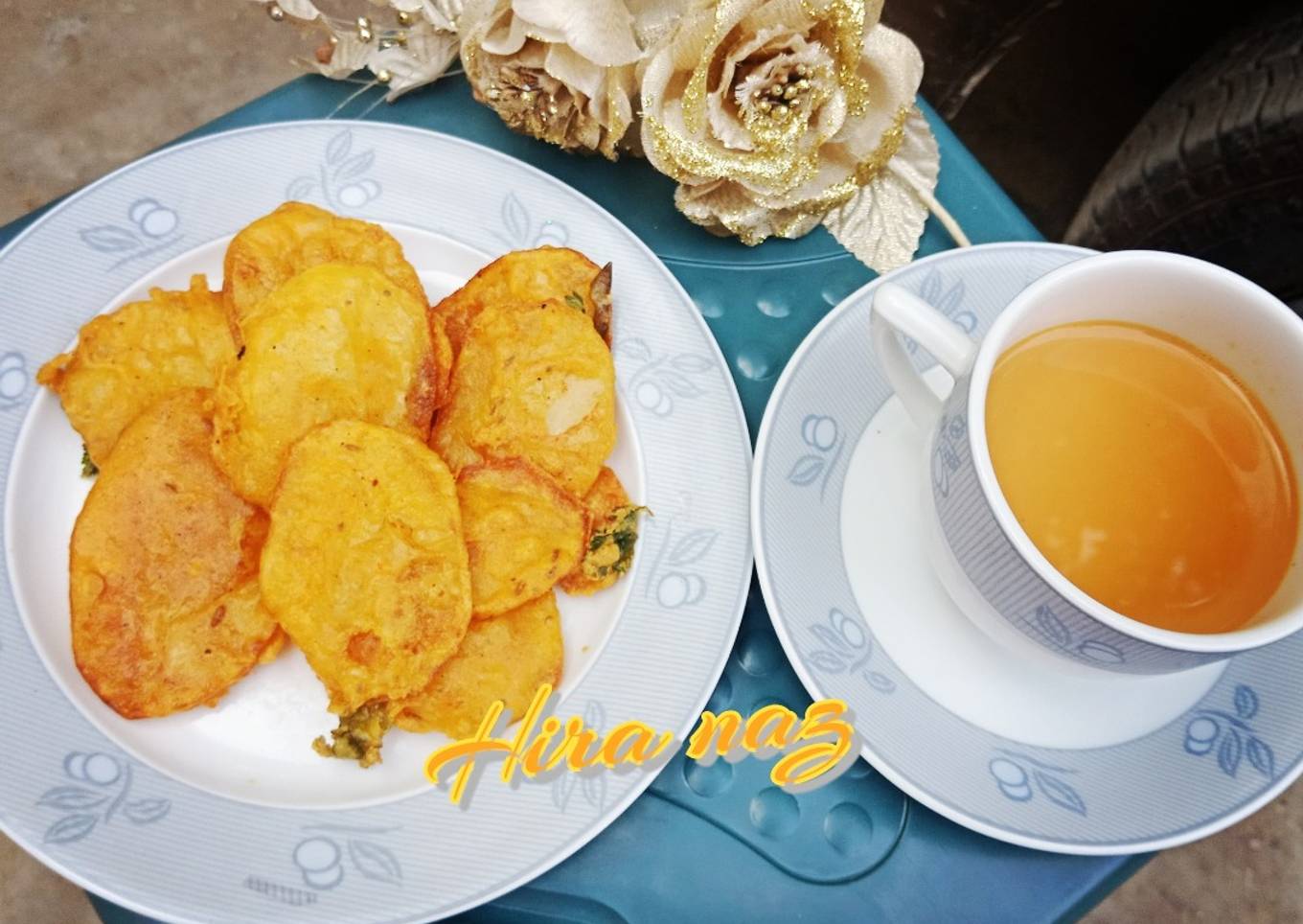 Aloo ke pakoray with Tea