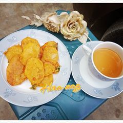 A picture of Aloo ke pakoray with Tea.