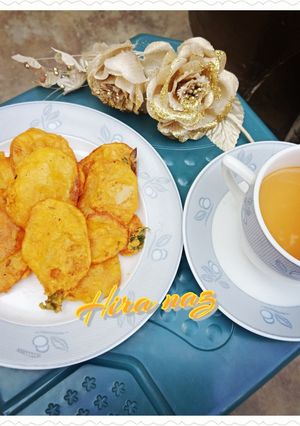 A picture of Aloo ke pakoray with Tea.