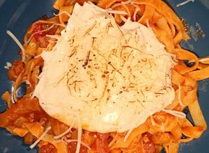 Una foto de Tallarines con Guanciale, Salsa de Tomate y Bechamel