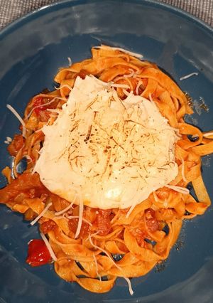 Una foto de Tallarines con Guanciale, Salsa de Tomate y Bechamel