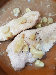 Una foto de Filetes de pollo con vino blanco y ajos