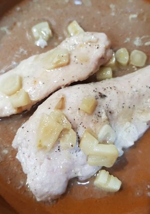 Una foto de Filetes de pollo con vino blanco y ajos