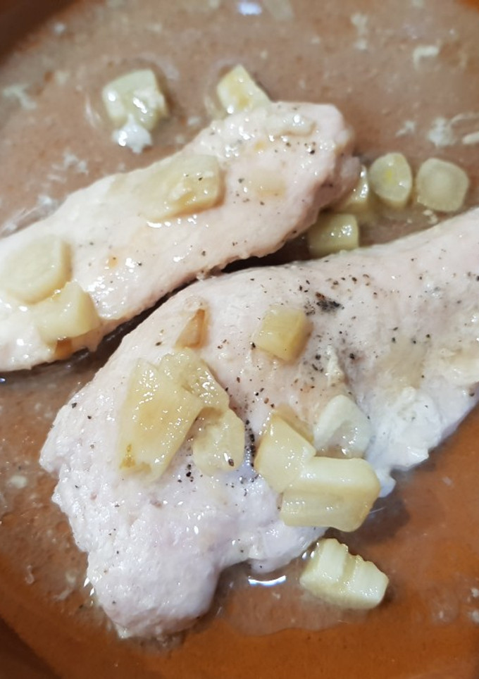 Una foto de Filetes de pollo con vino blanco y ajos