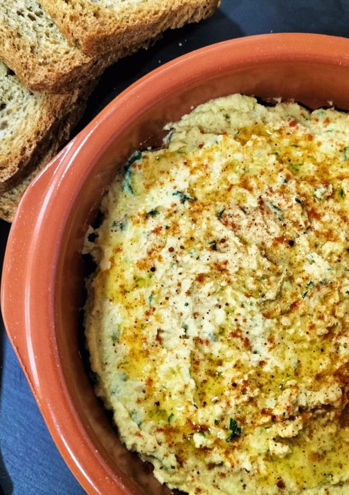 Una foto de Hummus de garbanzos con edamame -mi versión de aprovechamiento-