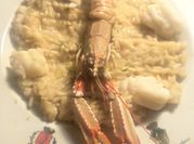 Una foto di risotto agli scampi