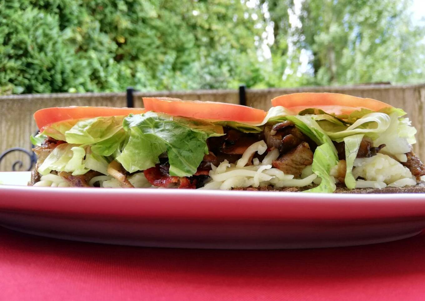 Submarino picante con sobras de carne y verduras