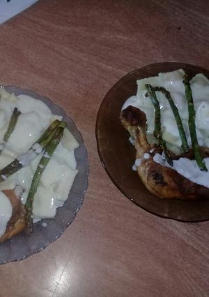 Una foto de Ravioles con salsa blanca y pollo crocante